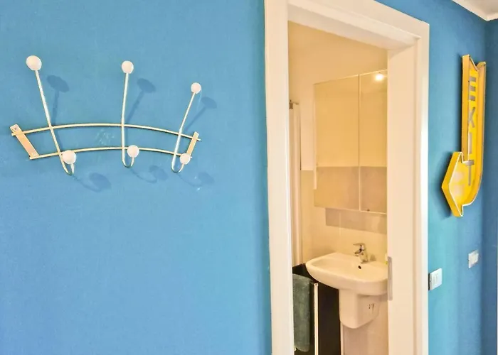 Modern & Bright Flat - 2 Min From The Sea