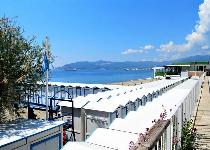 Modern & Bright Flat - 2 Min From The Sea