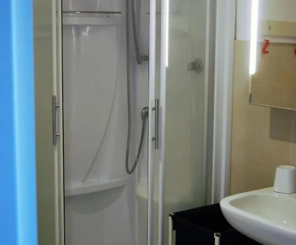 Modern & Bright Flat - 2 Min From The Sea