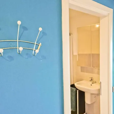 Modern & Bright Flat - 2 Min From The Sea