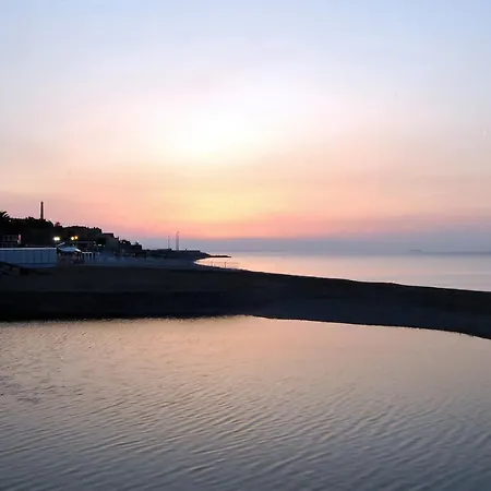 Modern & Bright Flat - 2 Min From The Sea