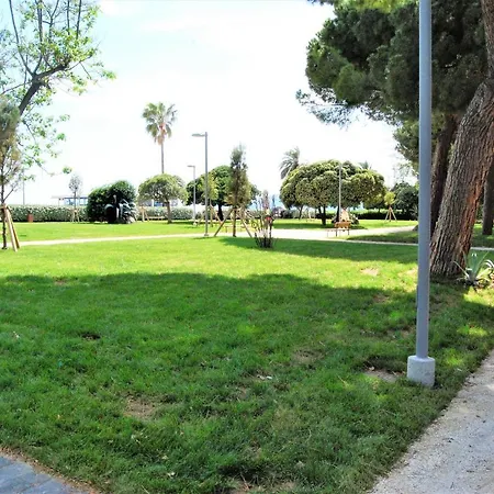 Modern & Bright Flat - 2 Min From The Sea דירה סאבונה