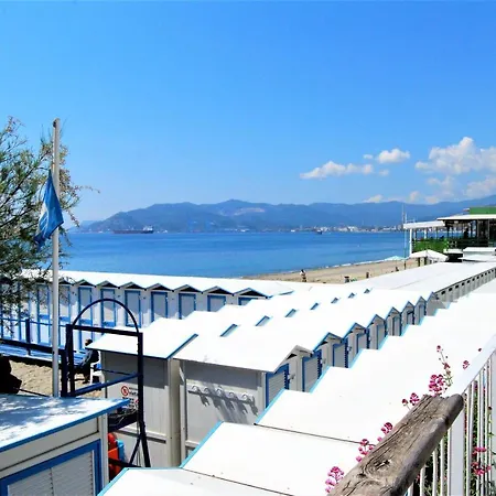 Modern & Bright Flat - 2 Min From The Sea