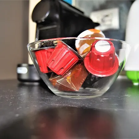 Modern & Bright Flat - 2 Min From The Sea דירה