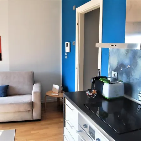 Modern & Bright Flat - 2 Min From The Sea דירה *