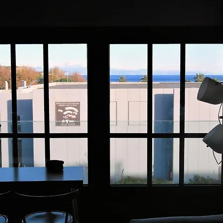 Modern & Bright Flat - 2 Min From The Sea דירה