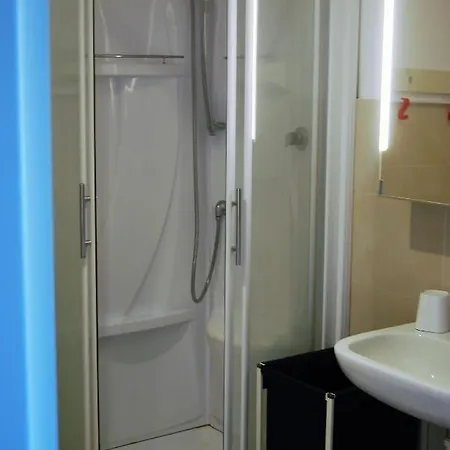 Modern & Bright Flat - 2 Min From The Sea