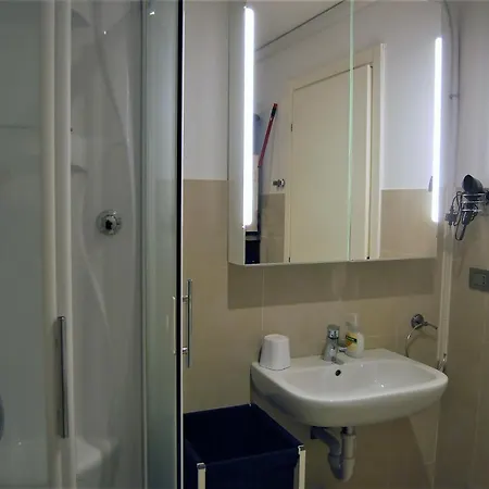 Modern & Bright Flat - 2 Min From The Sea דירה *